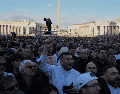 Fieles reaccionan en la Plaza de San Pedro al anuncio del nuevo papa. AP / A. Tarantino