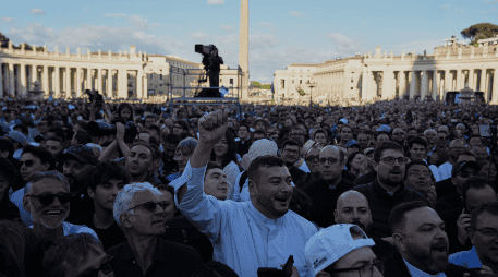 Fieles reaccionan en la Plaza de San Pedro al anuncio del nuevo papa. AP / A. Tarantino