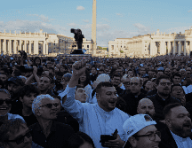 Fieles reaccionan en la Plaza de San Pedro al anuncio del nuevo papa. AP / A. Tarantino