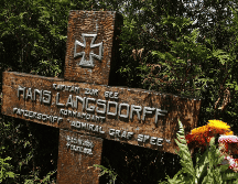 Fotografía de la cruz en donde yacen los restos del comandante del acorazado Admiral Graf Spee, Hans Langsdorff, en un cementerio de Buenos Aires. Uruguay fue escenario de la primera batalla naval entre Alemania y Reino Unido en 1939. EFE / ARCHIVO