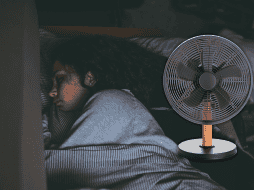 Dormir con el ventilador encendido no es tan buena idea. ESPECIAL / CANVA