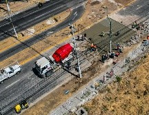 Personal del SIAPA acudió para rellenar con cemento y nivelar con la avenida. EL INFORMADOR/A.NAVARRO