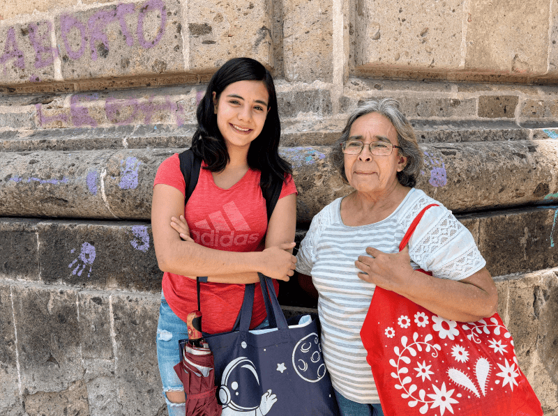 Imelda junto a su hija emocionadas por el nuevo Papa. EL INFORMADOR/ C. Martínez.