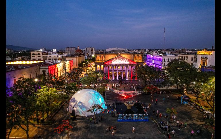 La obra, creada por Mathias Gmachl, incorpora elementos sonoros que remontan a la atmósfera burbujeante y submarina donde se desarrollan estos cetáceos, además de reproducir sus cantos misteriosos con los que se comunican entre sí. EL INFORMADOR / A. Navarro