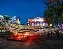 La obra, creada por Mathias Gmachl, incorpora elementos sonoros que remontan a la atmósfera burbujeante y submarina donde se desarrollan estos cetáceos, además de reproducir sus cantos misteriosos con los que se comunican entre sí. EL INFORMADOR / A. Navarro