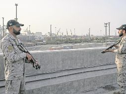 Personal de seguridad custodia cerca del puerto de Karachi, en medio de las tensiones fronterizas. AFP