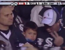 En las imágenes se puede ver a Robert Prevost 20 años antes de asumir su papel como líder de la Iglesia Católica, disfrutando del ambiente en el estadio junto a otros fanáticos de los White Sox. ESPECIAL