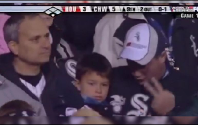 En las imágenes se puede ver a Robert Prevost 20 años antes de asumir su papel como líder de la Iglesia Católica, disfrutando del ambiente en el estadio junto a otros fanáticos de los White Sox. ESPECIAL