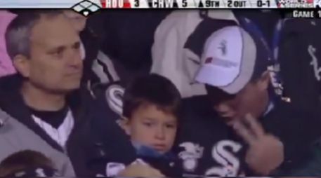 En las imágenes se puede ver a Robert Prevost 20 años antes de asumir su papel como líder de la Iglesia Católica, disfrutando del ambiente en el estadio junto a otros fanáticos de los White Sox. ESPECIAL