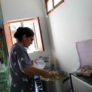 ¿Cuál es la historia detrás de la foto del Papa León XIV sirviéndose comida?