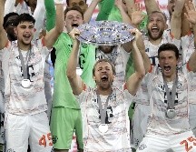 Harry Kane tuvo su momento especial al alzar por primera vez un trofeo de equipo en su carrera. EFE / R. Wittek