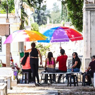 Con música y comida, conmemoran el Día de las Madres en el Panteón Guadalajara