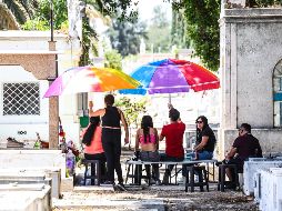 Ni la inclemencia del sol, ni las áridas explanadas de concreto, frenan el cariño de las familias mexicanas que van a visitar a sus madres. EL INFORMADOR / A. Navarro