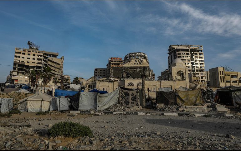 Los edificios de Gaza muestran los efectos de los bombardeos israelíes de los meses recientes. EFE/M. Saber