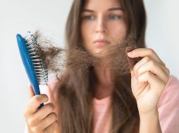 Frenar la caída del cabello es posible si se actúa a tiempo y se adopta un enfoque integral que combine tratamientos adecuados, buenos hábitos y asesoramiento médico. CANVA