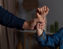 En este servicio se atienden reportes de violencia en agravio de niñas, niños y adolescentes que viven y/o transitan por la Ciudad de México. Freepik