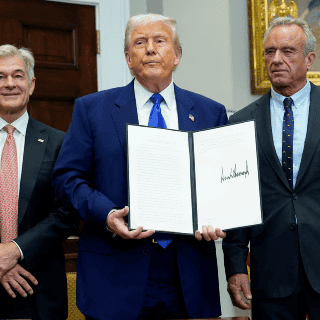 Trump firma orden para que empresas bajen precios de medicamentos