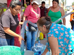 Se instalaron 17 cisternas distribuidas en las colonias afectadas, y se han desplegado 10 pipas municipales. X/