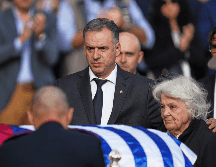 El presidente de Uruguay, Yamandú Orsi, y Lucía Topolansky, viuda de Mujica, presentan sus respetos frente al ataúd del fallecido en el palacio presidencial de Montevideo, Uruguay. AP / M. Campodónico