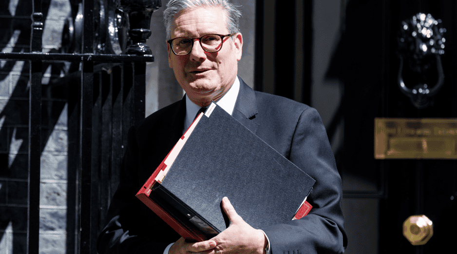 Starmer estrechará cooperación migratoria y asistirá a cumbre europea en visita a Albania. EFE/T. Akmen.