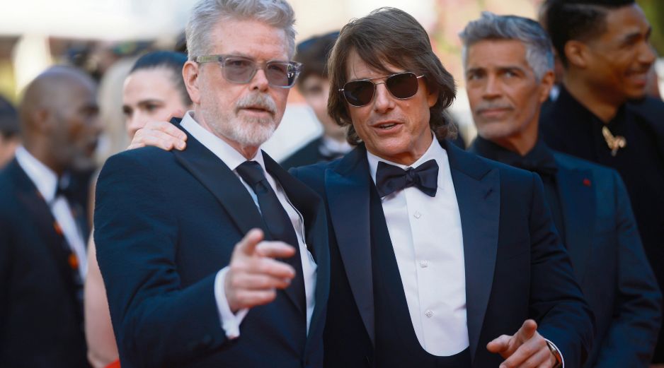 Christopher McQuarrie posa junto a Tom Cruise, durante la alfombra roja del estreno de “Mission Impossible: The Final Reckoning”. EFE