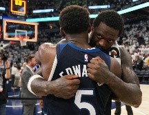 Julius Randle y Anthony Edward celebran la victoria sobre los Warriors. AP/A. Parr