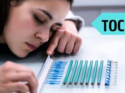 Las obsesiones suelen manifestarse como pensamientos persistentes e indeseados que generan ansiedad o malestar, mientras que las compulsiones son conductas repetitivas o actos mentales que buscan reducir esa tensión. CANVA