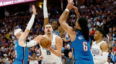 Nikola Jokic (#15) lideró a los Nuggets en un juego de eliminación. AFP/M. Stockman