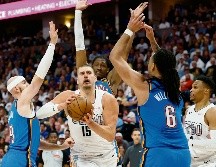Nikola Jokic (#15) lideró a los Nuggets en un juego de eliminación. AFP/M. Stockman