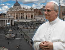 Antes del comienzo de la ceremonia, está previsto, como en otras ocasiones, que el nuevo Papa use por primera vez el papamóvil para recorrer la plaza de San Pedro. EFE/G. LAMI EFE/Vatican Media/E. Trevisani