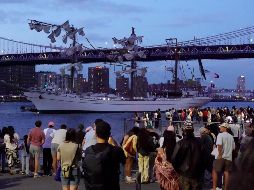 Los tres mástiles del navío se rompen uno tras otro al chocar contra el puente. EFE