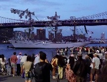 Los tres mástiles del navío se rompen uno tras otro al chocar contra el puente. EFE