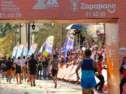 Isabel Oropeza Vázquez y Fernando Crisóstomo Olivares ocuparon los primeros puestos en el podio de la 36ª edición del Medio Maratón de Zapopan. EL INFORMADOR/H. FIGUEROA