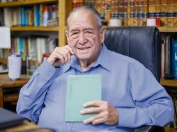 El escritor sostiene un ejemplar de su trabajo más reciente, “Gente Paisajosa”. EL INFORMADOR/ H. Figueroa