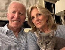 Fotografía publicada por Joe Biden donde aparece junto a su esposa Jill Biden y su gato mascota. EFE/ X @JoeBiden