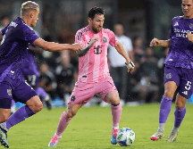 Lionel Messi es presionado por el defensa del Orlando City Robin Jansson y el mediocampista Cesar Araujo durante la primera mitad de un partido de fútbol de la MLS, en Florida. AP / R. Blackwell