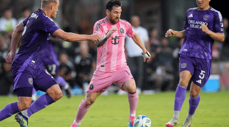 Lionel Messi es presionado por el defensa del Orlando City Robin Jansson y el mediocampista Cesar Araujo durante la primera mitad de un partido de fútbol de la MLS, en Florida. AP / R. Blackwell