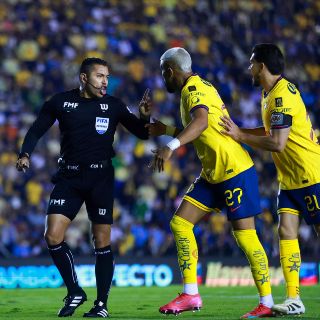 Exárbitro abre polémica en gol del América ante Cruz Azul ¿debió anularse?