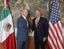 En la fotografía, el nuevo embajador de Estados Unidos en México, Ronald Johnson (izquierda), y el canciller mexicano, Juan Ramón de la Fuente (derecha). EFE/Secretaría de Relaciones Exteriores