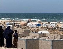 Vista de algunas tiendas improvisadas en la playa en el puerto en la Ciudad de Gaza, donde miles de personas desplazadas por los ataques israelíes han encontrado refugio. EFE/A. Awad