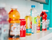 Las bebidas hidratantes pueden ser una opción adicional al agua para mantenerse hidratado; no obstante, su consumo debe ser moderado. UNSPLASH/ S. Douglas