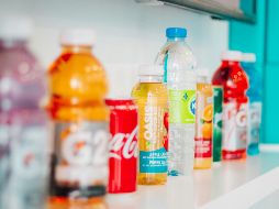 Las bebidas hidratantes pueden ser una opción adicional al agua para mantenerse hidratado; no obstante, su consumo debe ser moderado. UNSPLASH/ S. Douglas