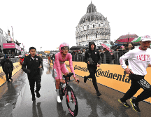 Isaac del Toro mantuvo la maglia de líder del Giro de Italia al final de la décima etapa, que se realizó hoy martes. EFE / L. Zennaro