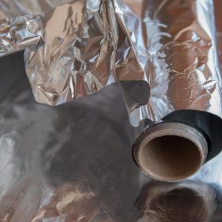 ESTOS son los alimentos que NO debes guardar en papel aluminio