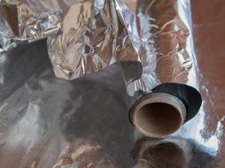 Existen algunos alimentos que debes evitar cocinar o almacenar en papel aluminio. Pixabay/ESPECIAL
