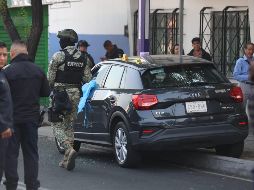 La motocicleta habría sido abandonada por el hombre que disparó a ambos funcionarios a tan solo unos metros de donde ocurrió el ataque. SUN/F. Rodríguez