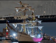 En estos momentos, el Cuauhtémoc permanece fondeado en el Muelle 35, mientras continúan las inspecciones para determinar el alcance total de los daños tanto estructurales como mecánicos.  EFE/A. COLMENARES