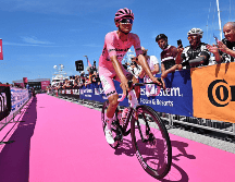 Isaac Del Toro, de 21 años, se convirtió en el primer ciclista mexicano en liderar el Giro cuando terminó segundo en la novena etapa del domingo. EFE / L. Zennaro