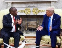 Trump ya había cortado toda la asistencia a Sudáfrica y dio la bienvenida a varias docenas de granjeros blancos sudafricanos como refugiados. EFE/JIM LO SCALZO