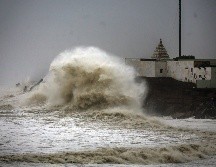 Fotografía donde se aprecian las fuertes olas en el mar arábigo ante la pronta llegada del ciclón 